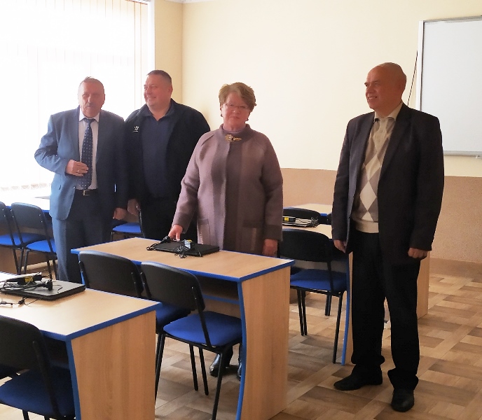 Директор школи Пемковський В.Й та вчитель біології Кірдей Ю.Й. показують професорам сучасний шкільний кабінет